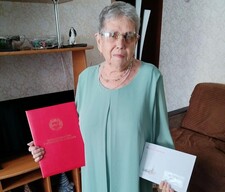 Валентин Коновалов поздравил долгожительницу из Сорска