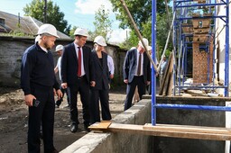 Валентин Коновалов проверил ход капитального ремонта Молодёжного центра в Черногорске
