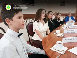 В Администрации Саяногорска пили чай с юными дарованиями