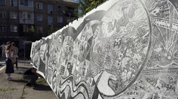 Асфальтовым катком в Красноярске отпечатали 10-метровую линогравюру