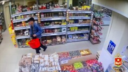 Проносил мимо кассы: в Хакасии задержали вора продуктов