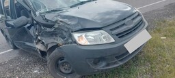 Отечественный автомобиль выехал на встречную полосу и врезался в грузовик в Усть-Абаканском районе