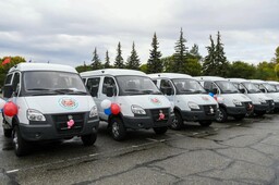Многодетные семьи Хакасии получили из рук Валентина Коновалова ключи от микроавтобусов