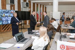Валентин Коновалов побеседовал с коллективом Центра общественного наблюдения за голосованием
