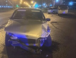 Выехал на встречку и столкнулся с двумя авто житель Хакасии