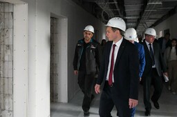 Глава Хакасии осмотрел ход строительства детской поликлиники в Черногорске