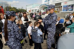 Со службой росгвардейцев познакомились абаканские школьники