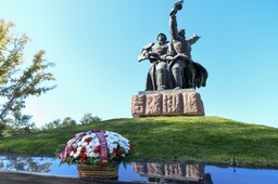 Делегация из Москвы и глава Хакасии возложили цветы к мемориалу воинской славы в Абакане