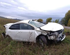 В Боградском районе автомобиль угодил в кювет и опрокинулся