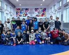 Участник СВО провел мастер-класс с борцами из спортшколы олимпийского резерва Хакасии