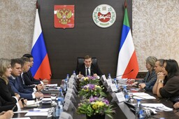 Валентин Коновалов провел совещание по использованию и управлению земельными ресурсами Хакасии
