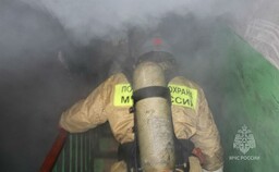 19 человек огнеборцы эвакуировали из задымлённой семиэтажки в Абакане