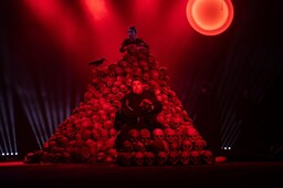 Театр имени Топанова открыл 95 сезон премьерой «Хан Мирген»
