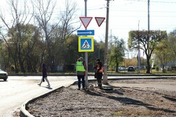Уложен асфальт, устанавливается освещение: в Абакане продолжается капремонт улицы Комарова