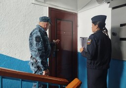 Приставы арестовали квартиру мошенницы в Сорске