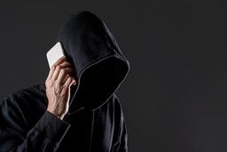 Житель Саяногорска поверил аферистам и потерял почти 800 тысяч рублей