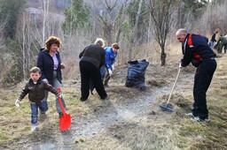 В Черемушках проходят массовые субботники
