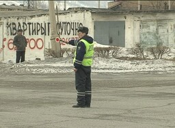 Госавтоинспекторы Саяногорска утро начали с раздачи детских удерживающих устройств