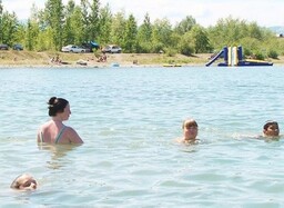 Саяногорцы спасаются от жары на карьере