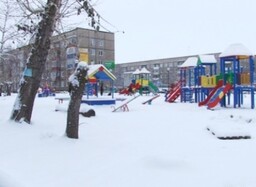 Неизвестные ломают новый детский городок