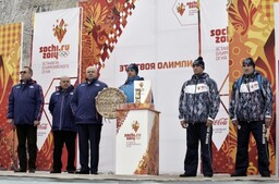 Глава Хакасии подарил факелоносцам Олимпийского огня шаманский бубен