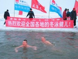 Моржам в Хакасии аномальные морозы не помеха