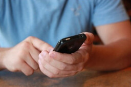 Жертвой мошенников стал житель Саяногорска