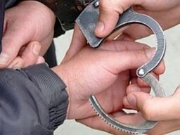 В Саяногорске бывший сожитель с пистолетом требовал у женщины деньги