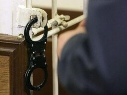 Полицейского Саяногорска, подозреваемого в торговле оружием, оставили под стражей