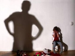 Жителя Хакасии, насиловавшего собственную дочь, приговорили к 17 годам