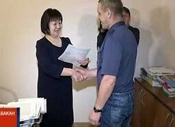 Правительство вручило двум жителям Саяногорска жилсертификаты