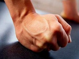 Житель Хакасии покалечил подростка, зашедшего погреться в магазин