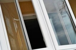 В Саяногорске женщина выпала с четвертого этажа