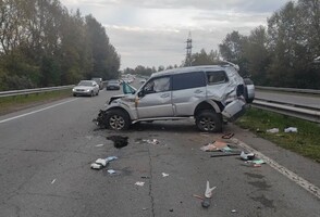 В Абакане водитель иномарки не справился с управлением и врезался в металлическое ограждение