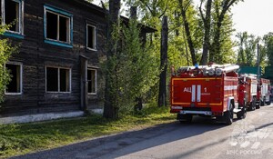 Легковой автомобиль и расселенный барак тушили в Абакане