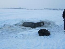 На Саяно-Шушенском водохранилище под лед ушла "Нива" с людьми