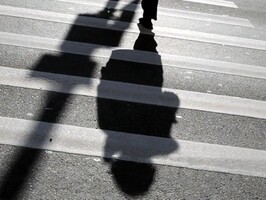 Полиция разыскивает водителя иномарки, сбившего женщину