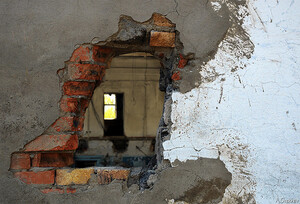 Жительница Черногорска проломила стену дома и похитила деньги и продукты