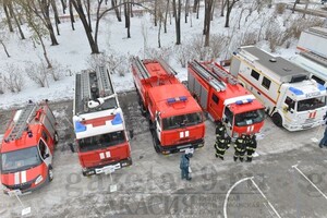 В Абакане на Первомайской площади прошёл смотр-парад пожарной и аварийно-спасательной техники