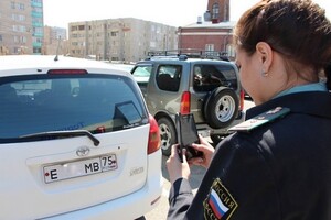 Приставы в Чите начали вычислять должников по номерам машин через сканер в телефоне