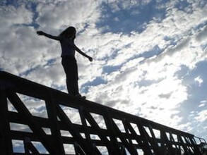 Женщина прыгнула с моста в Абакане
