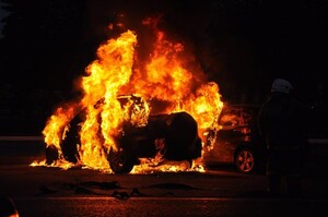 В Саяногорске загорелся автомобиль во дворе дома