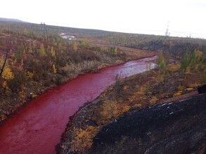 Река в Норильске окрасилась в красный цвет предположительно из-за «Норникеля»