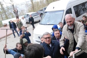 Жители Тольятти подарили Касьянову грабли