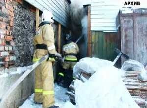 Пожарным Саяногорска удалось отвоевать у огня крышу частного жилого дома