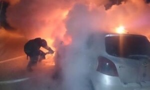 В Саяногорске загорелся автомобиль во дворе
