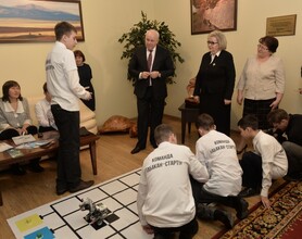 Абаканские школьники презентовали Главе Хакасии первую роботизированную ферму
