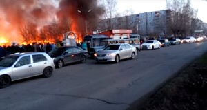 Видео: Страшный пожар охватил рынок в Минусинске