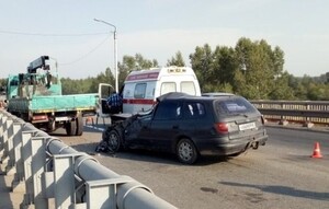 На трассе Абакан - Саяногорск водитель иномарки врезался в грузовик дорожных рабочих