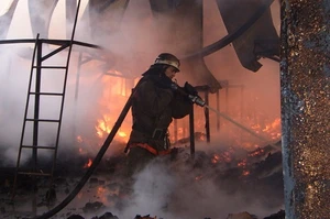 В Саяногорске горело нежилое здание - кто-то побаловался